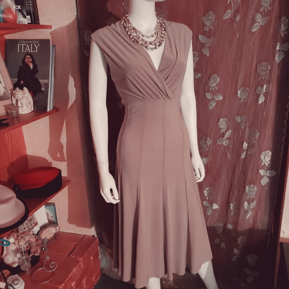 NWT-Gorgous, Elegant, Sexy Figure flattering dress - Picture 3 of 16